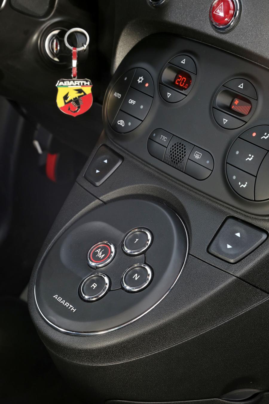 Детали интерьера Abarth 595 Competizione 2011 года  (фото 5 из 32)